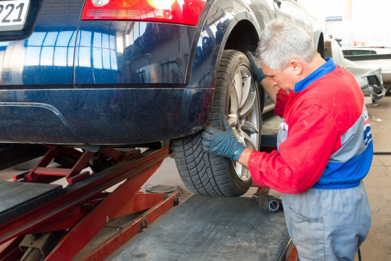 ecommerce-BARJOLS-min_auto_repair_repair_lift_auto_mechanic_work_clothes_master_professional_man_of_the_fold-685629