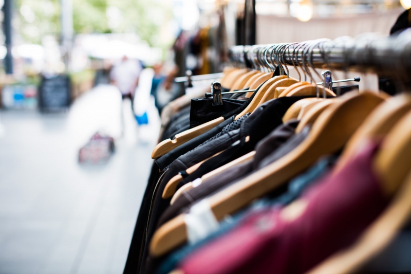 ecommerce-BARJOLS-min_blur_close_up_focus_hanger_jacket_market_people_rack-1176303