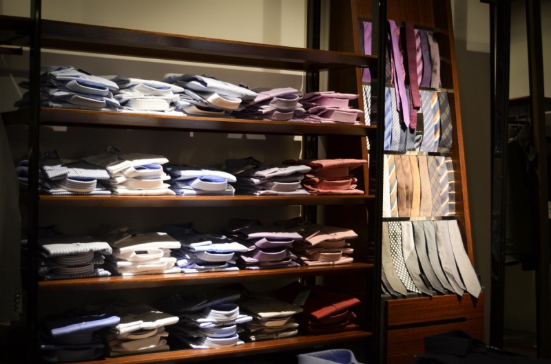 ecommerce-BARJOLS-min_shirts_exhibition_shop_shopping_shelf_buy_business_clothing-940715